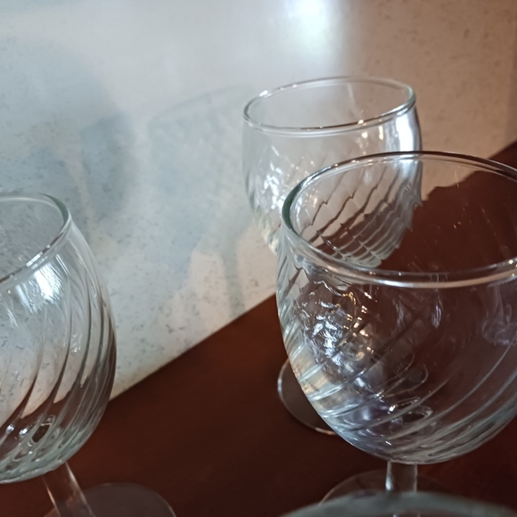 Crystal Swirled Wine Glass Set - Picture 6 of 8